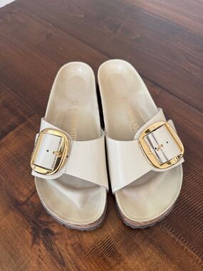 Birkenstock One-Strap Sandals in Cream with Gold Buckle size 41/10